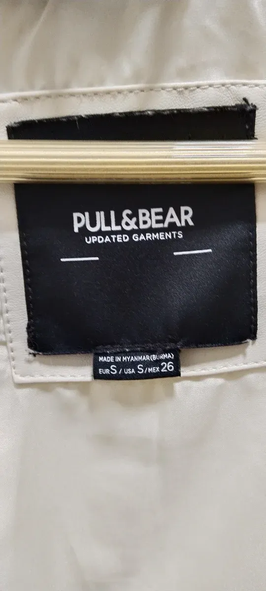 Abrigo acolchado beige con capucha