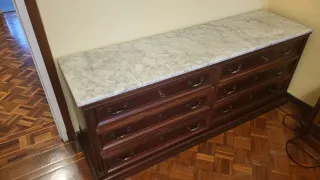 Mesita de noche de madera con tapa de mármol