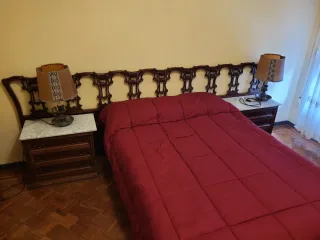 Mesita de noche de madera con tapa de mármol