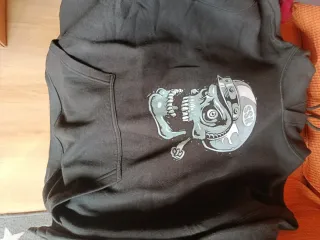 Sudadera negra con estampado de calavera