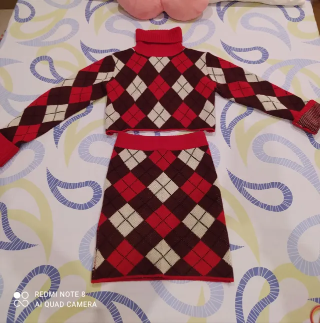 Conjunto jersey y falda rombos rojo y blanco