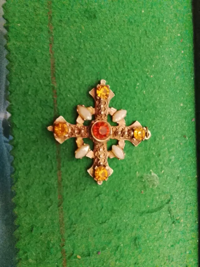 Cruz colgante antigua dorada con piedras