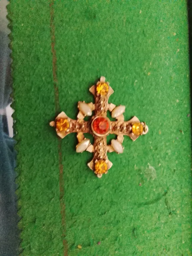 Cruz colgante antigua dorada con piedras