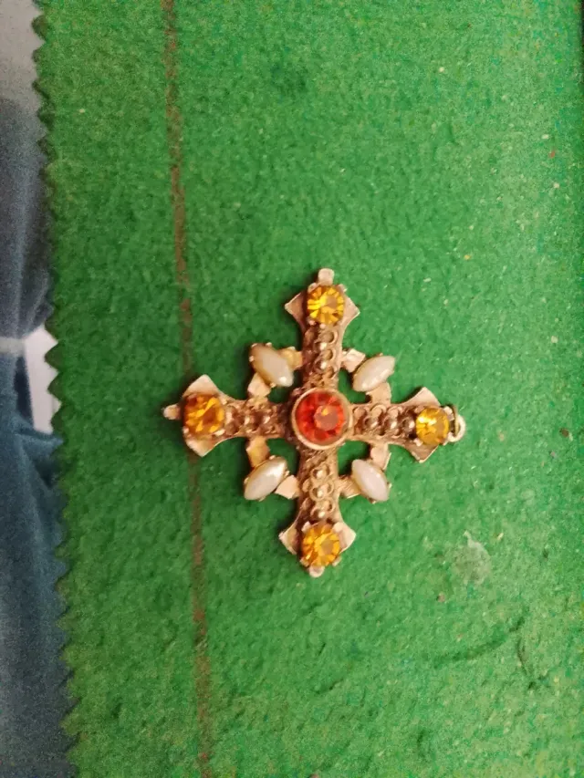 Cruz colgante antigua dorada con piedras