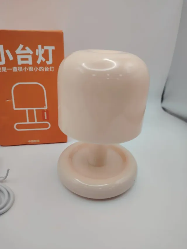 Mini lámpara de plástico blanca