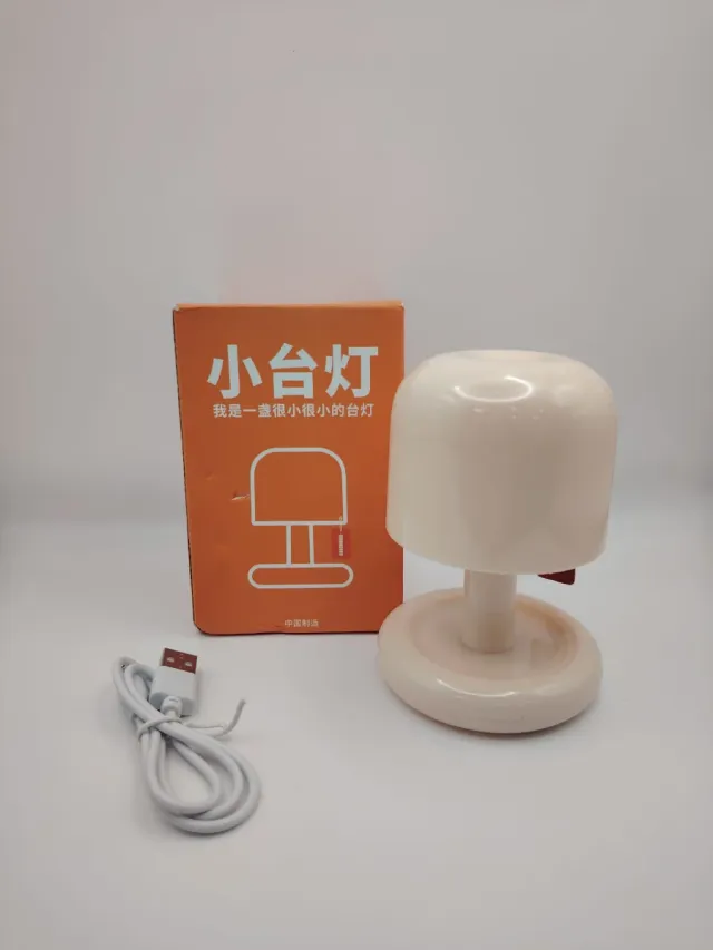 Mini lámpara de plástico blanca