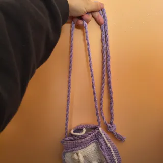 Borsetta uncinetto lilla e bianca con fiore