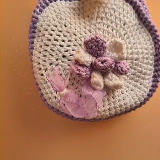 Borsetta uncinetto lilla e bianca con fiore