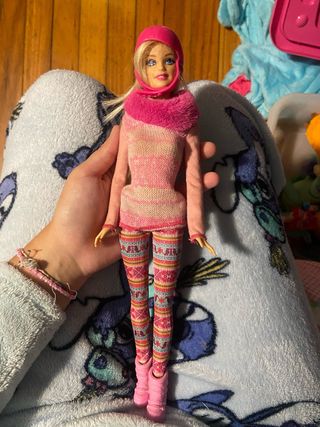 Muñeca con conjunto invernal rosa