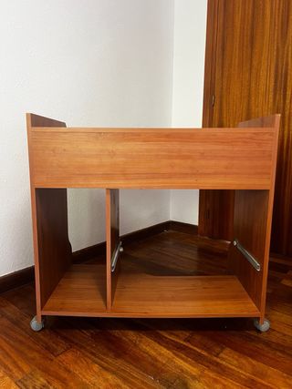 Scrivania in legno con ruote