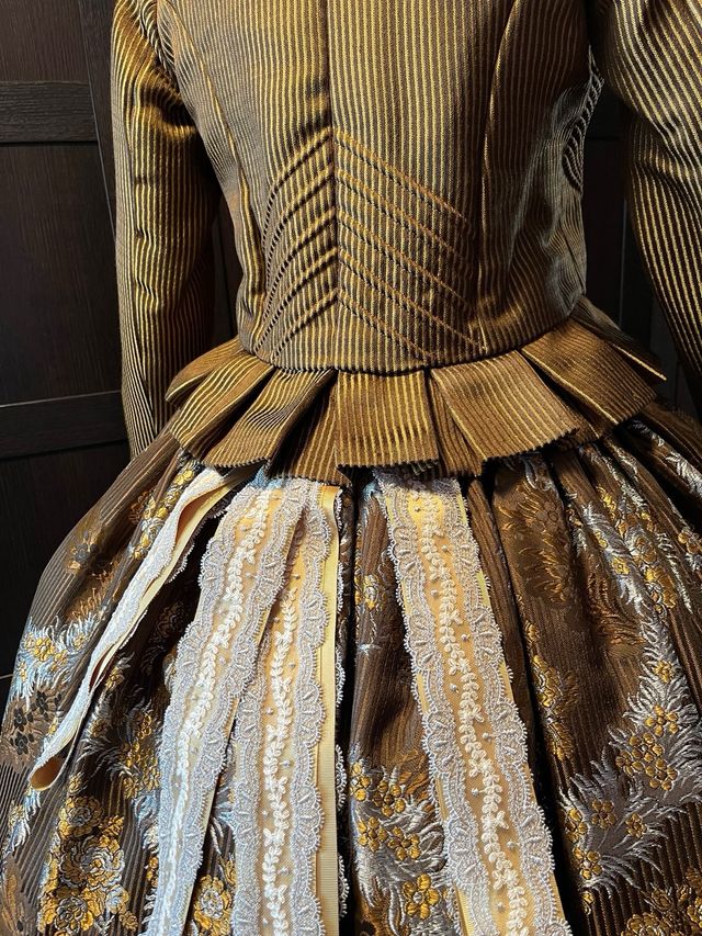 Traje de Fallera Marrón y Dorado