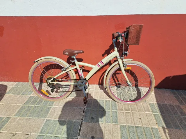 Bicicleta infantil B'Twin color crema
