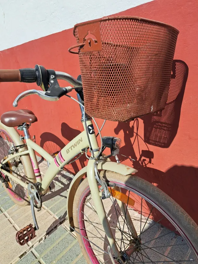 Bicicleta infantil B'Twin color crema