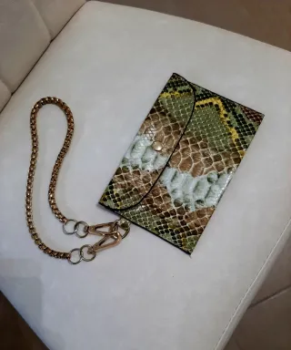 Porta cellulare con catena dorata