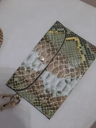 Porta cellulare con catena dorata