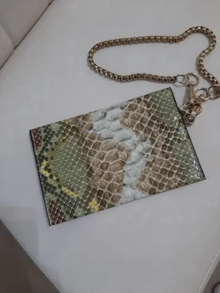 Porta cellulare con catena dorata