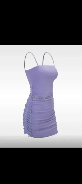 Vestido corto lila. El cinturón no está incluido.