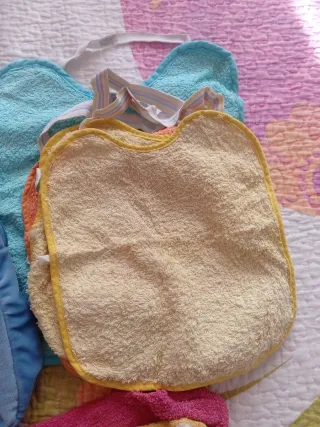 Mochila bebé con baberos y manoplas