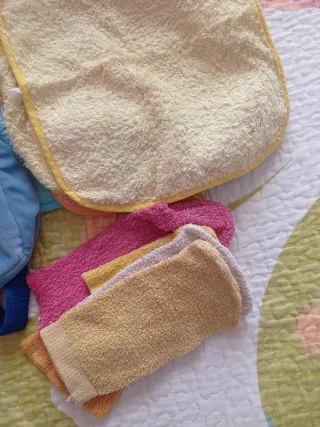 Mochila bebé con baberos y manoplas