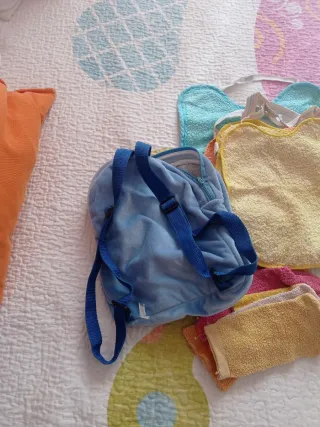 Mochila bebé con baberos y manoplas