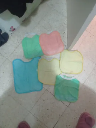 Mochila bebé con baberos y manoplas