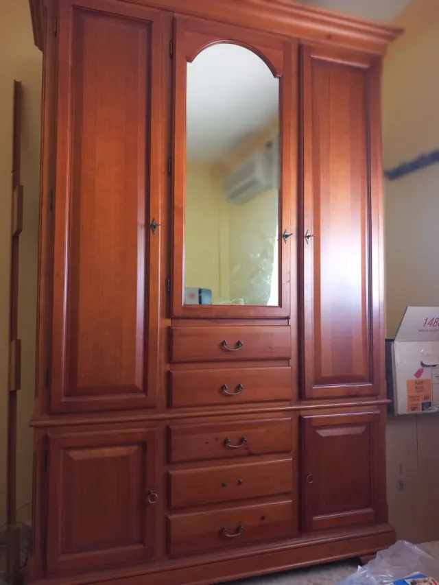 Dormitorio de madera cerezo con tiradores metalico