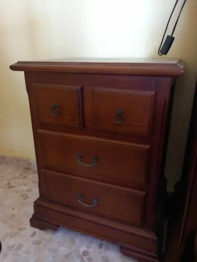 Dormitorio de madera cerezo con tiradores metalico