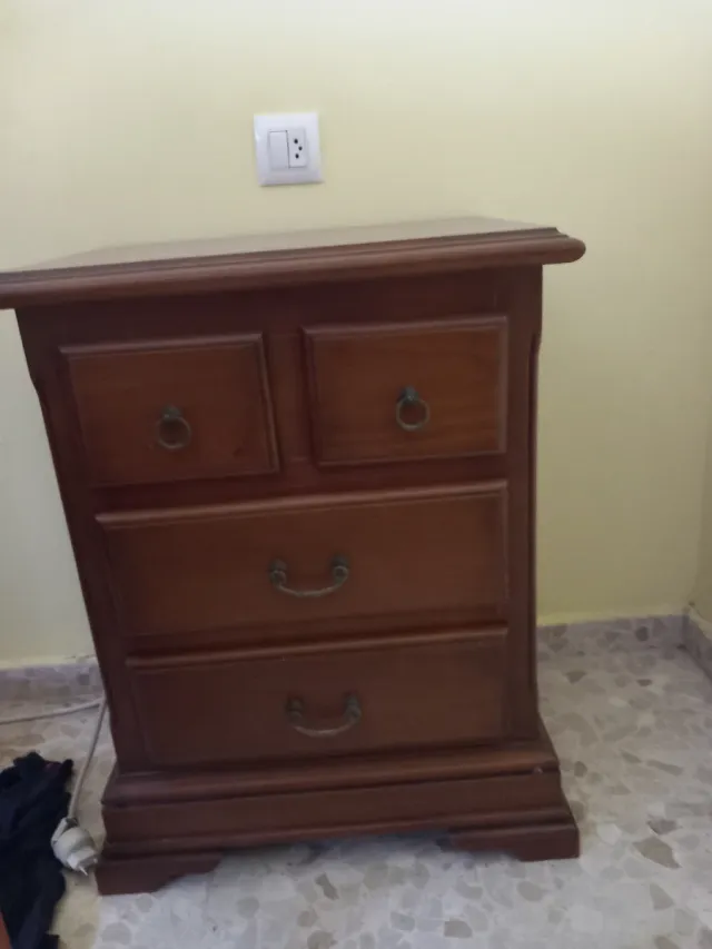 Dormitorio de madera cerezo con tiradores metalico