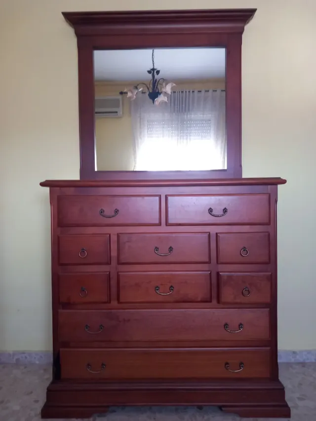 Dormitorio de madera cerezo con tiradores metalico