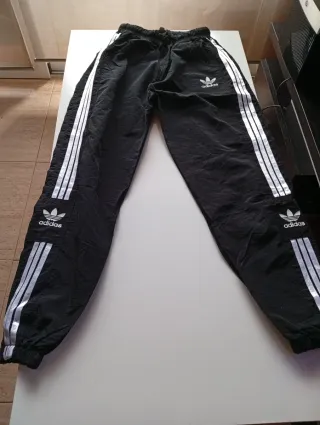 Chándal Adidas Negro con Rayas Blancas
