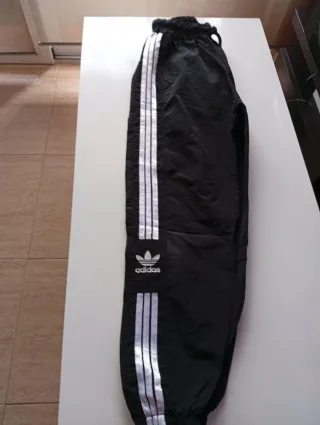 Chándal Adidas Negro con Rayas Blancas