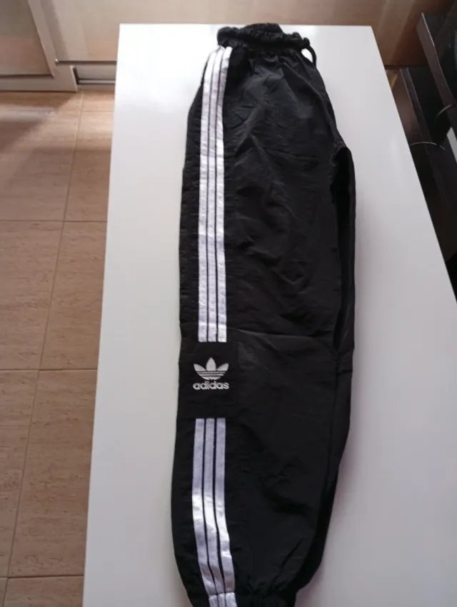Chándal Adidas Negro con Rayas Blancas