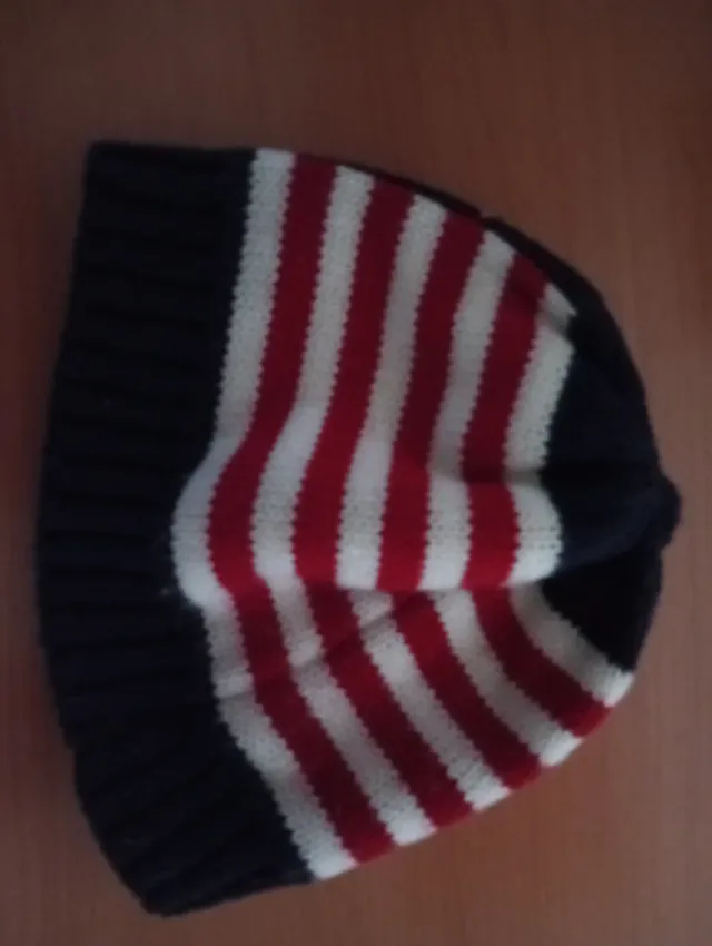 Gorro de invierno rayas rojas, blancas y azul