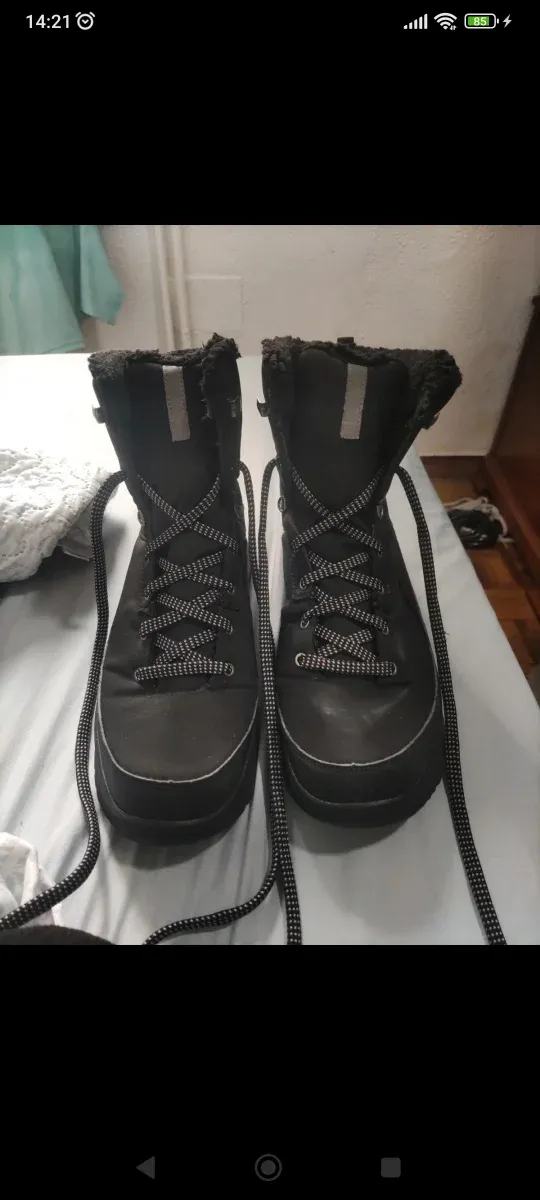 Botas negras con cordones