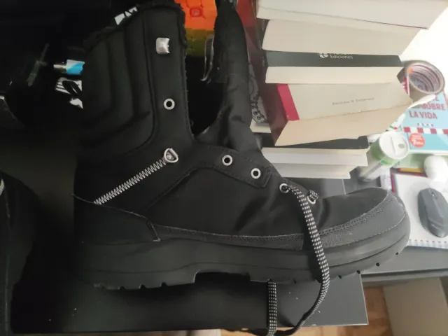 Botas negras con cordones