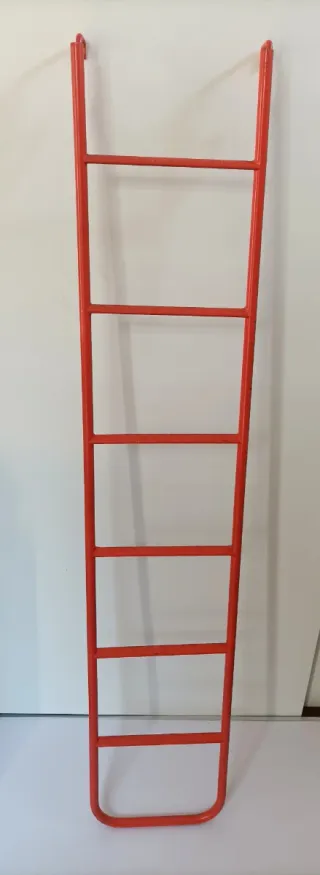 Scala in metallo rossa