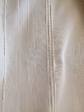 Dos cortinas blanco roto de tela con ojales