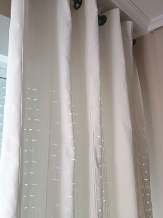Dos cortinas blanco roto de tela con ojales