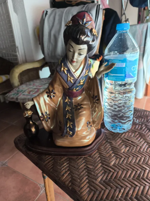 Figura Decorativa Gueixa Cerâmica