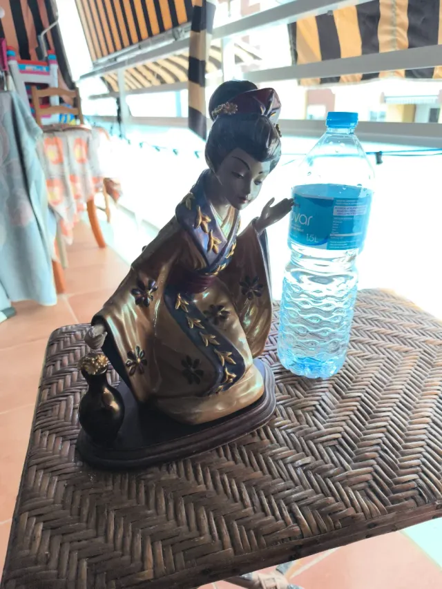 Figura Decorativa Gueixa Cerâmica