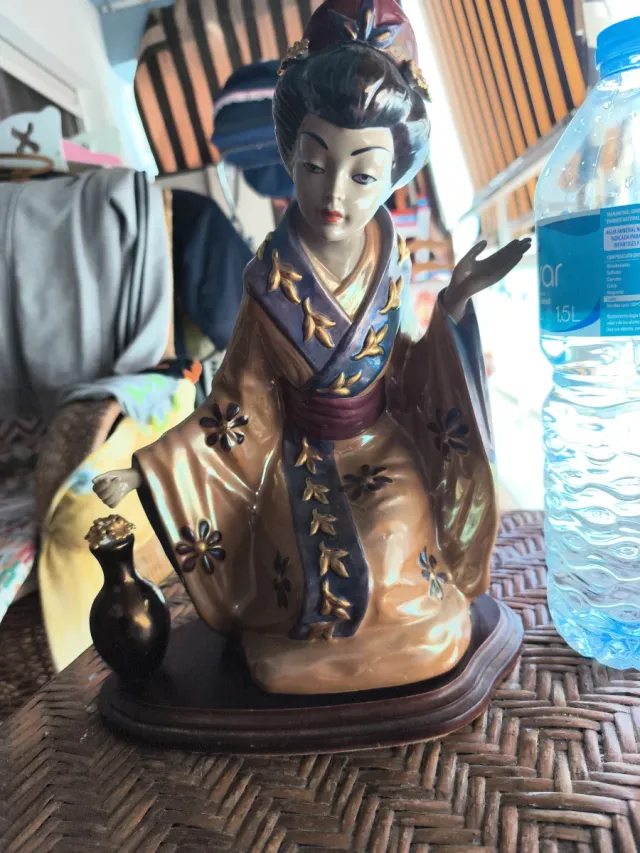 Figura Decorativa Gueixa Cerâmica