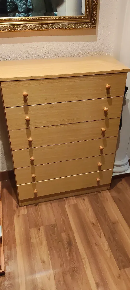 Cómoda de madera clara con 6 cajones