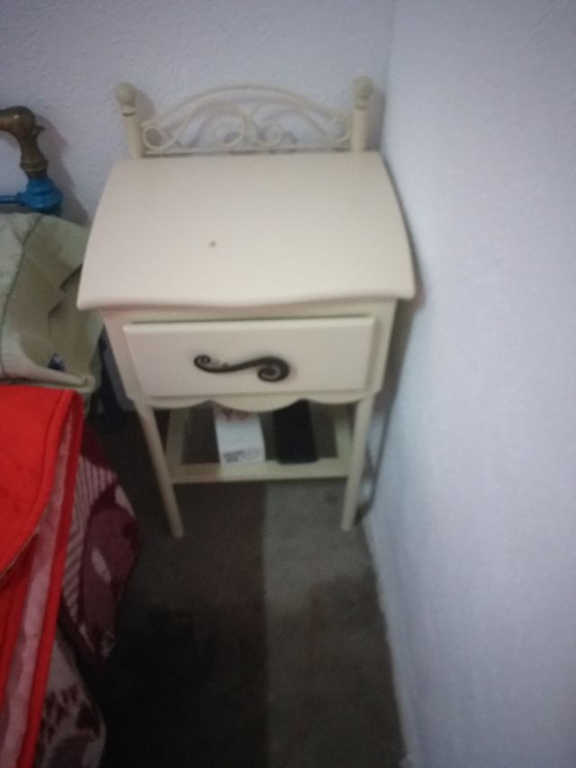 Mesitas de noche beige y blancas