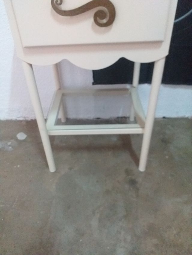 Mesitas de noche beige y blancas