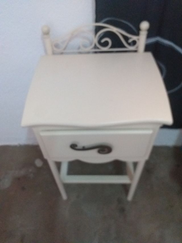 Mesitas de noche beige y blancas