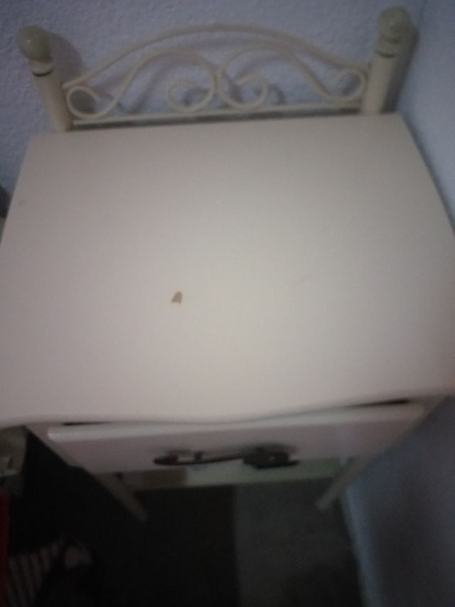 Mesitas de noche beige y blancas