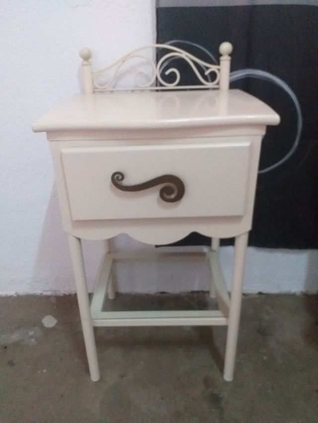 Mesitas de noche beige y blancas