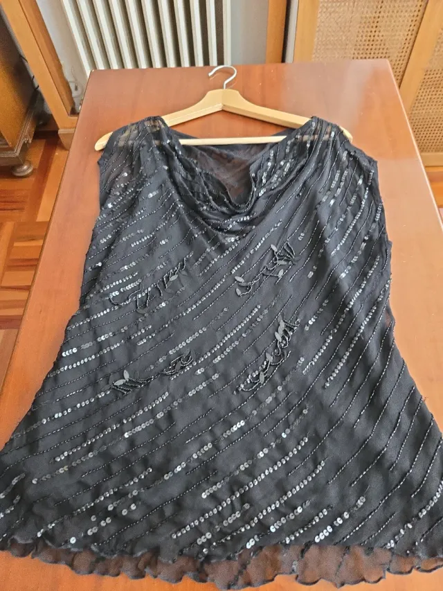 Top seda negro lentejuelas