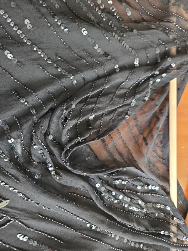 Top seda negro lentejuelas