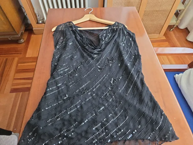 Top seda negro lentejuelas